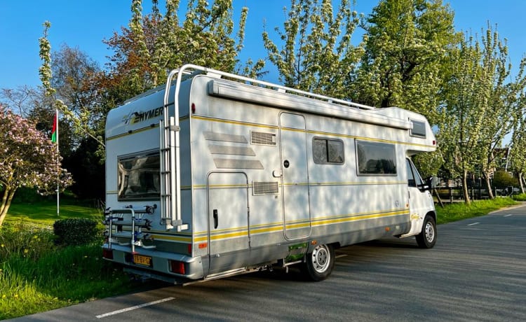 Ruime 6p Hymer met stapelbed, opbergruimte en fietsendrager