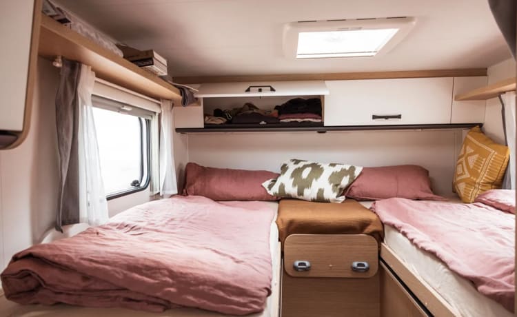 Luxe Sunlight V66 Adventure, semi-integrated camper