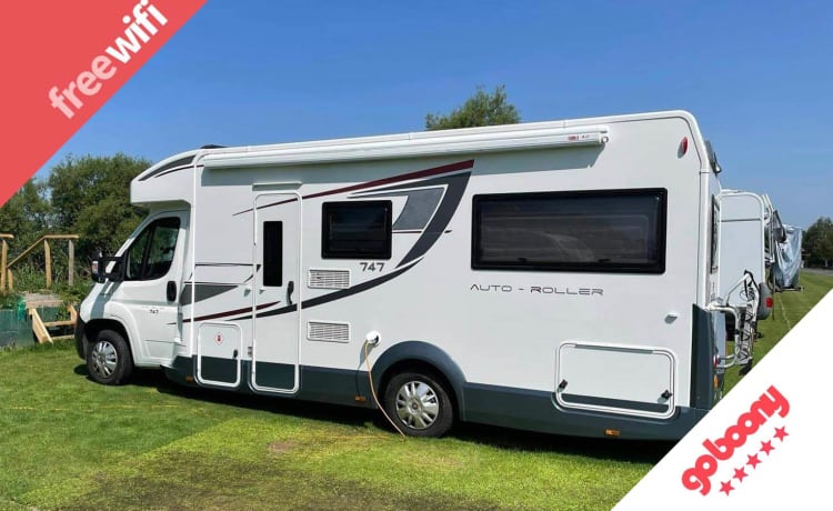 VIP 6 berth, 6 seatbelts – WiFi, 2 TV's, Pets ✅, Bikes ✅, Table & Chairs