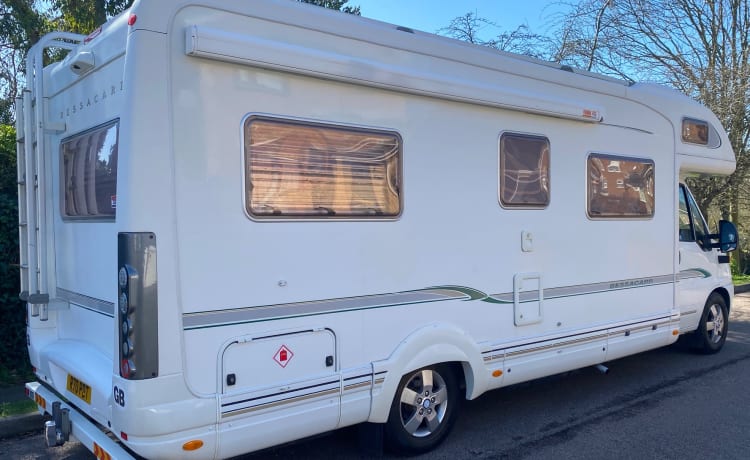 Bessie – Vlaggenschip Bessacarr 6-persoons camper met 2 luifels en extra's