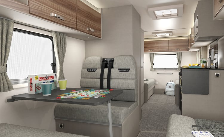 Sarah – VOLLEDIG UITGERUSTE MODERNE LUXE CAMPERVERHUUR - Swift Edge 486