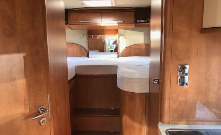 Luxe! 5 persoons Carthago Tourer integraal camper