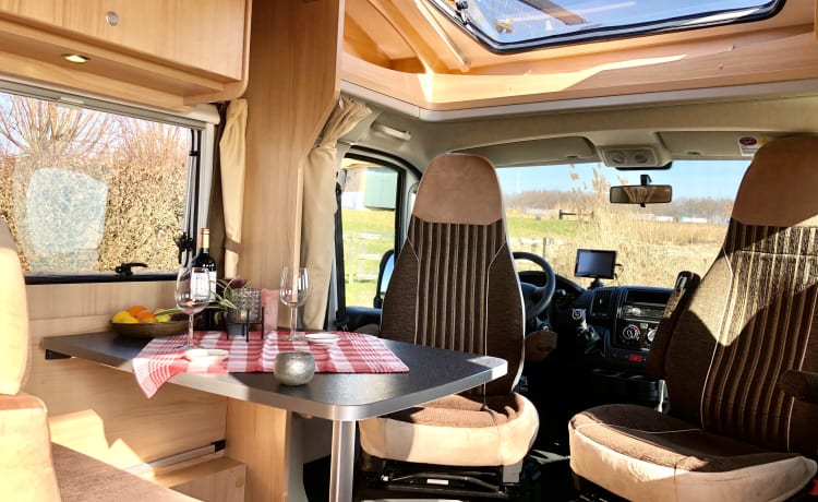 Very nice and complete spacious family camper for 2-4 persons