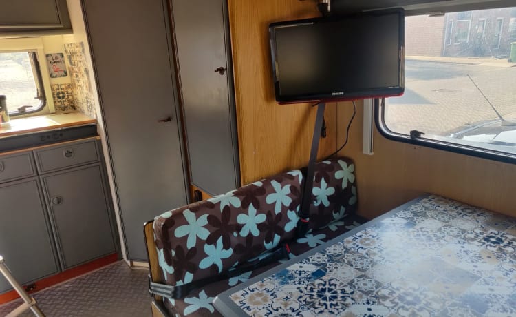 Nice family retro camper (still room in the summer!)