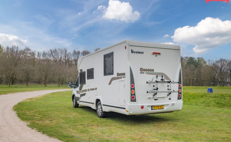 Summer Boy – 4p Benimar camper met groot king size bed