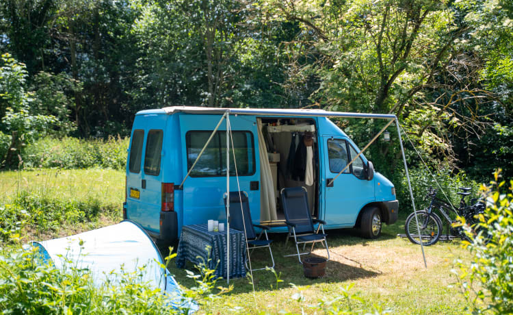 3er-Peugeot-Bus aus dem Jahr 2001