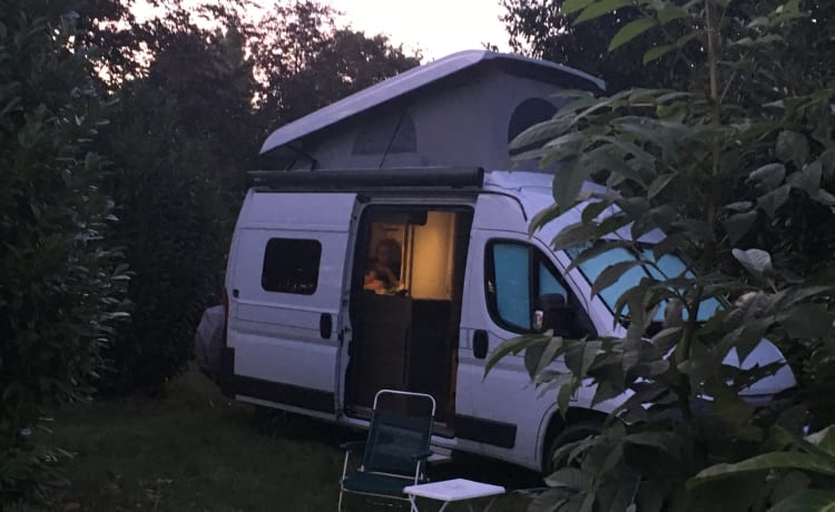 Bus camper with lifting roof