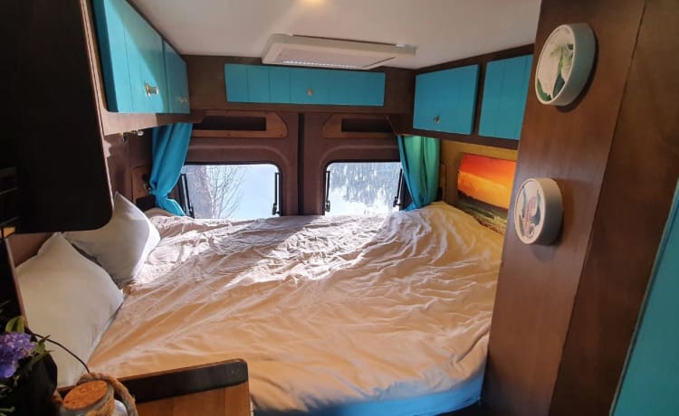 Cozy, very complete bus camper