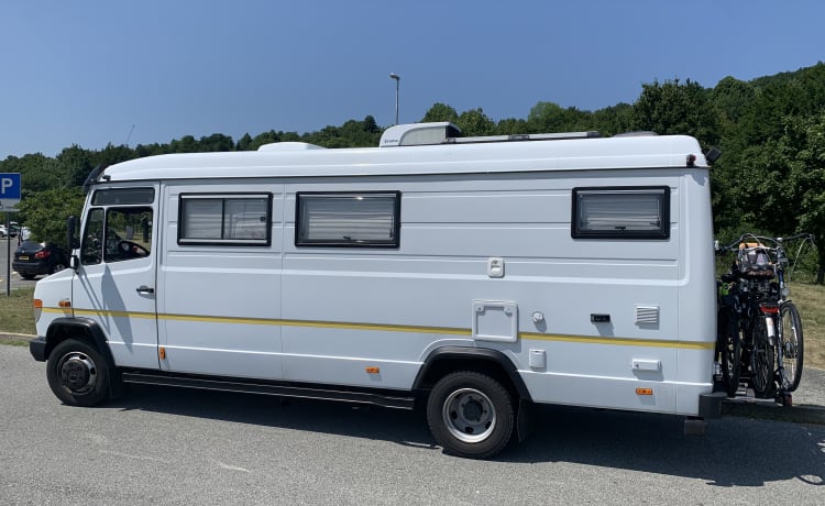 Mercedes Vario 815D – Tough and unique family camper