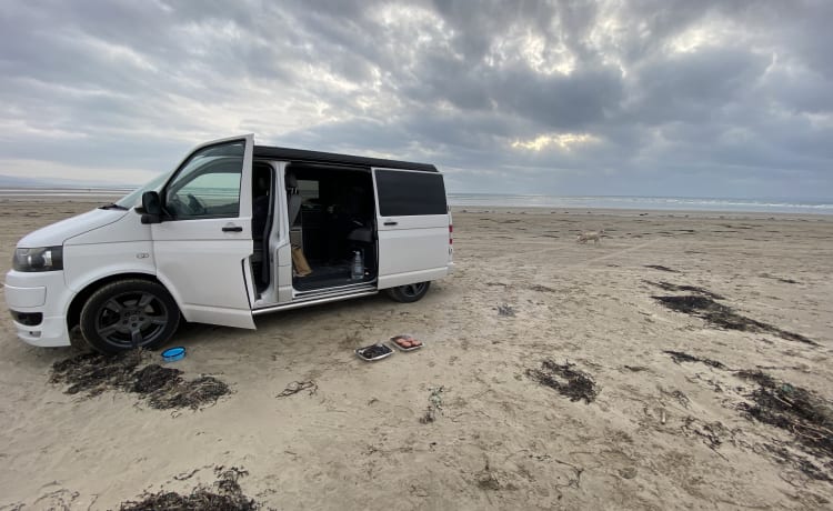 Flo! – Flo is onze leuke en comfortabele Volkswagen Transporter 5.1 camper met 4 slaapplaatsen 