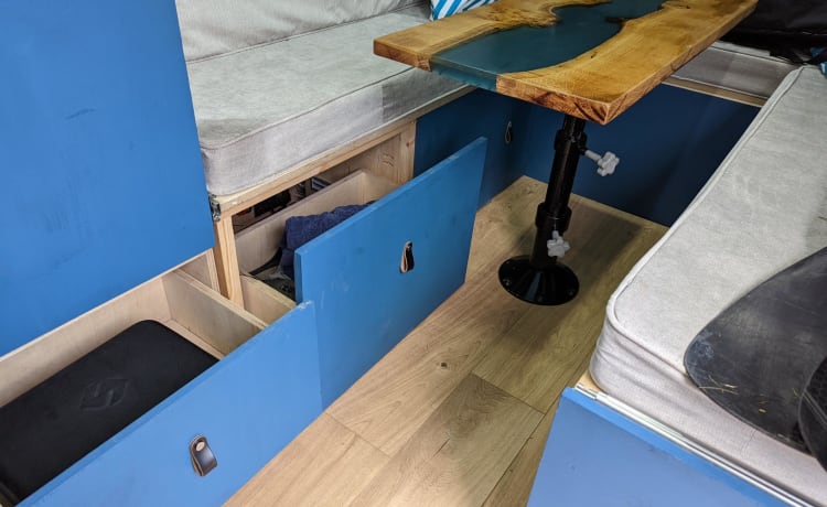 Tommy – Schöner Ford Transit Umbau - ausklappbares Bett