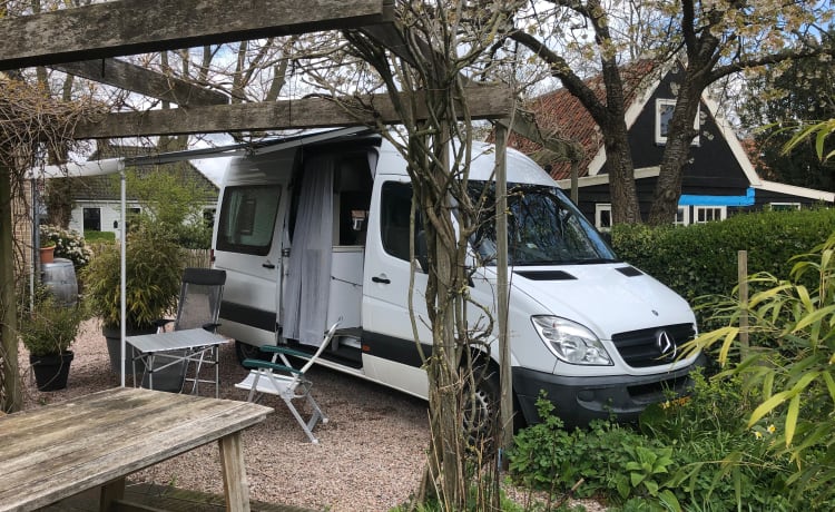 Voor levensgenieters – Camper autobus Mercedes. Completamente equipaggiato.