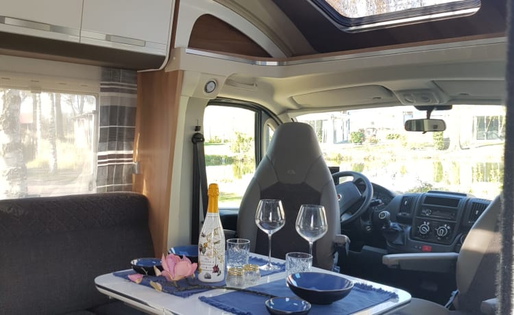 Adriaantje – LUXURY RV with QUEENSBED 4 pers