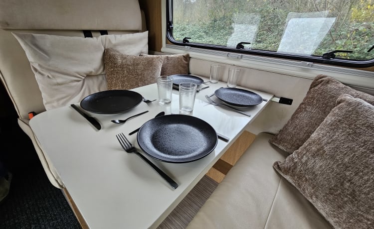 6-person luxury, spacious, neat Alcove family camper Rimor from 2017