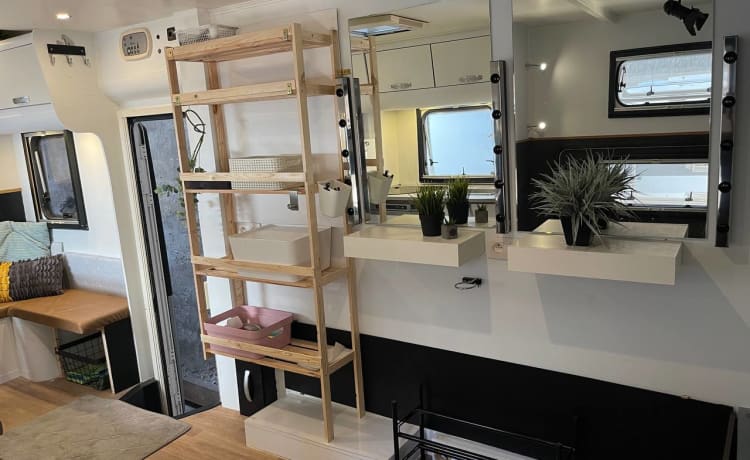 Zelf bouw – Spacious alcove mobile home