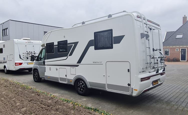 670dc – Very luxurious camper with free-standing bed and plenty of seating space