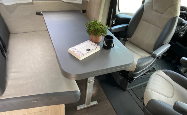 King IV – Nieuwe en luxe 5-persoons alkoofcamper