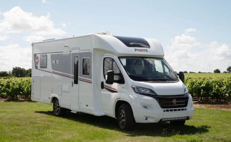 Pilote P746C –  Nieuwe, zeer luxe, uitgevoerde Pilote camper met 4 slaapplaatsen