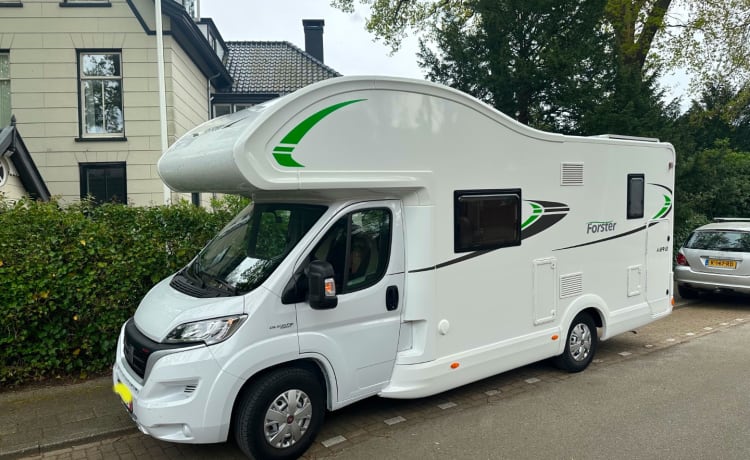 Ruime, hoge Forster A699 VB 6 persoons camper