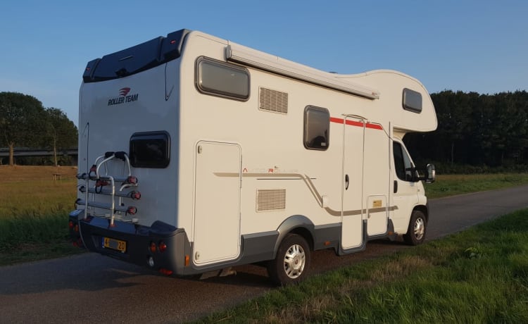 Luxueux camping-car familial spacieux pour 6 personnes avec air climatisé (2x), garage et inventaire.