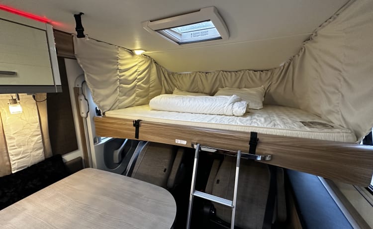 Luxe jonge 4 persoons Burstner Camper van alle gemakken voorzien