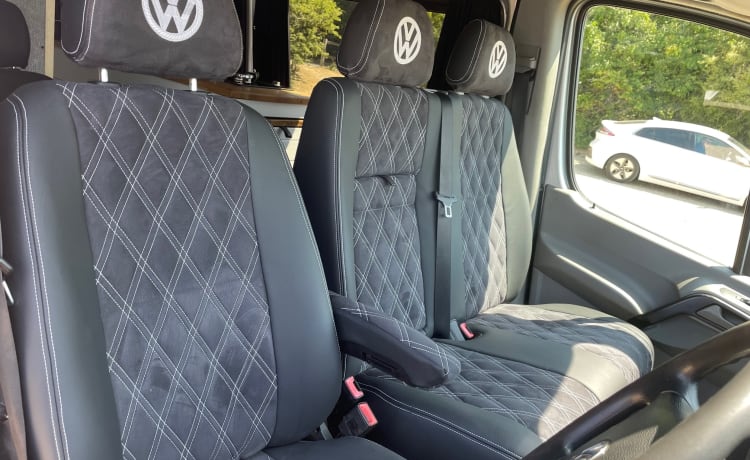 Finley – 'Finley' Luxueux VW Crafter Expedition Campervan Toit escamotable pour 4 personnes