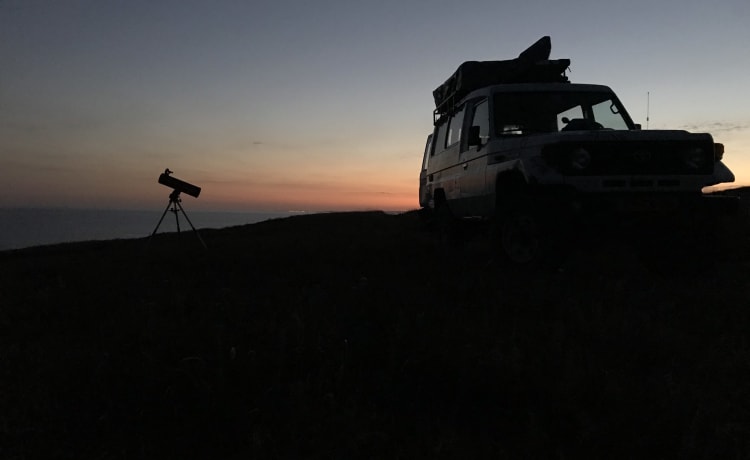 Unique camping cruiser 4x4 with roof tent