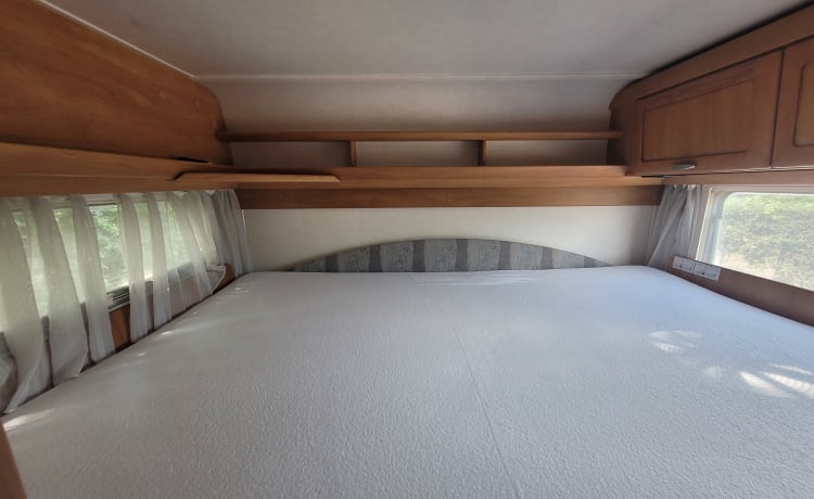 Campervriend – Beau grand camping-car avec air climatisé, grand auvent et beaucoup d'espace de rangement.