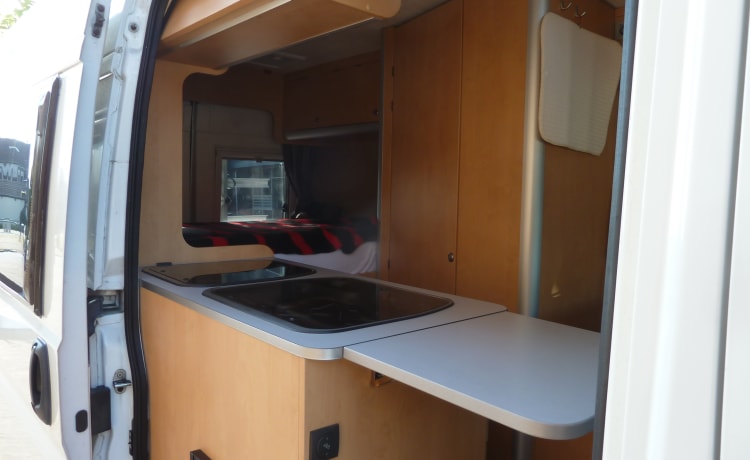 COMPACTE  CAMPERBUS MET ELEKTRISCHE FIETSLIFT