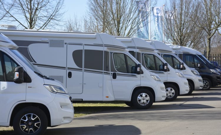 Carado T447 – Zeer luxe camper lengtebedden - aparte douche - XXL garage  - hoekzit