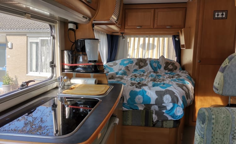 B574 met dubbele bodem  – 4p Top Hymer with good French beds