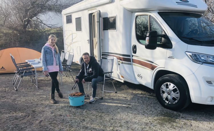 MCLouis2015 – Camping-car familial de luxe entièrement meublé avec un coin salon spacieux