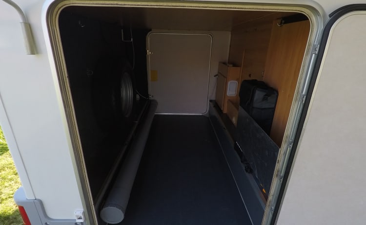 5 person Adria Mobil alcove camper > (electric) bicycles in garage