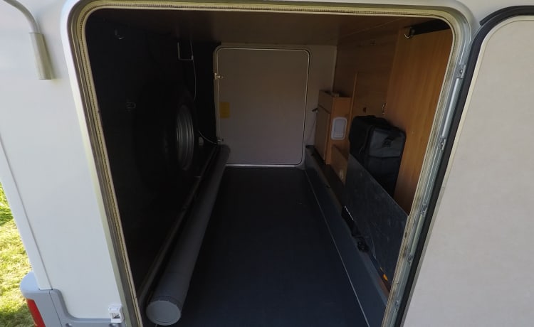 Gezellige en complete – 5 person Adria Mobil alcove camper > (electric) bicycles in garage