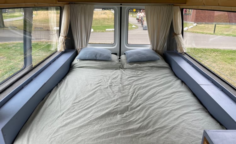 Ruime en zuinige MB Sprinter met XL 2-persoons vast bed