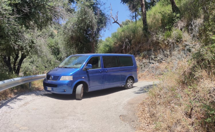 bluesky – vw t5 lange wielbasis, vrij op de weg omringd door een blauwe lucht