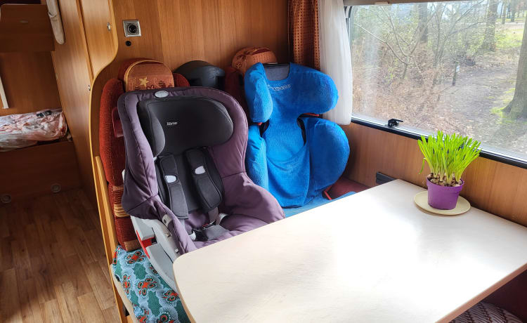 Ruime en comfortabele familiecamper. 6p Chausson alcove uit 2008