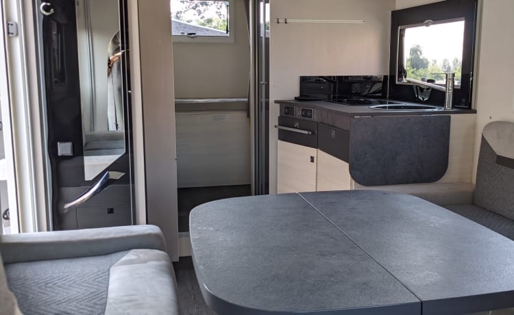 Chausson 720 Titanium Premium (separate room with bunk bed!)