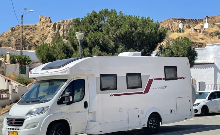 Roadhouse camper naam roadsurfer – 4p Roller Team semi-integrato dal 2021