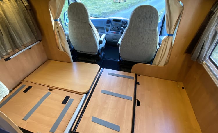 Auto_Roller 694 – Noleggio camper 4 posti letto - Completamente assicurato