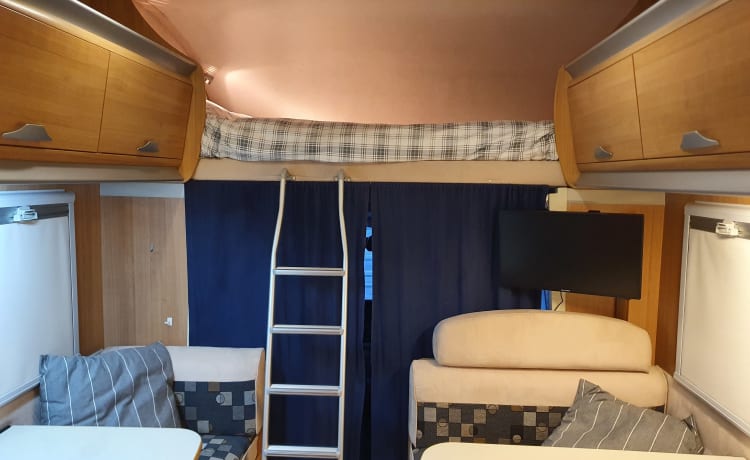 Frankie G – Frankie est notre magnifique et flexible camping-car à 6 places.