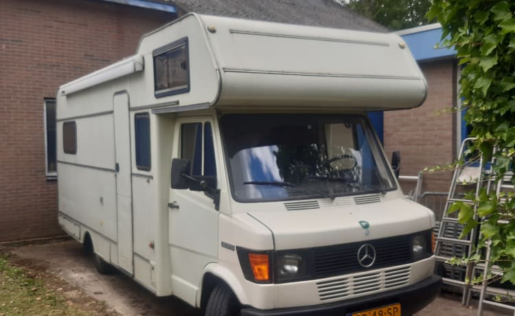 oltimer – 4p Mercedes-Benz alcove uit 1982