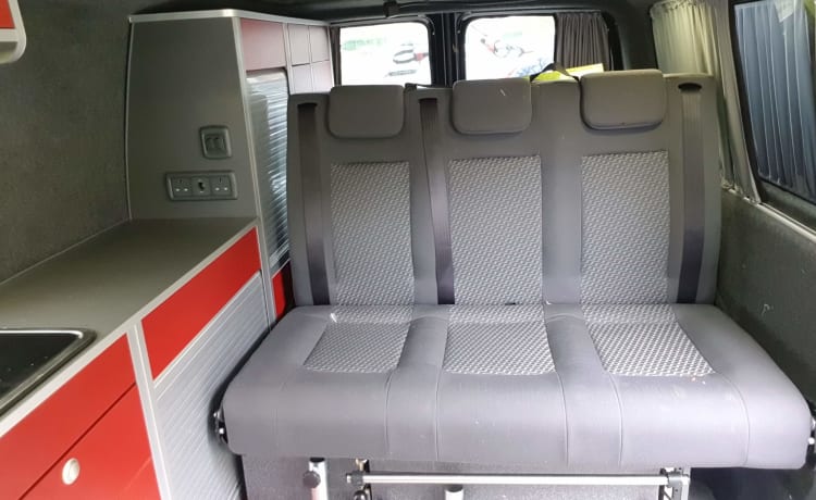 Duggie – VW T5 LWB Wohnmobil mit 4 Schlafplätzen