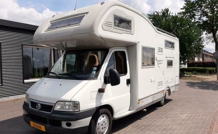 Camper 5 – Camper 5 - Fiat Ducato - Le camping-car familial idéal avec 2 lits superposés.