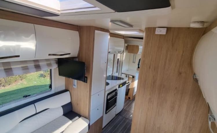 Eddie – Luxurious 6 berth RollerTeam Motorhome.