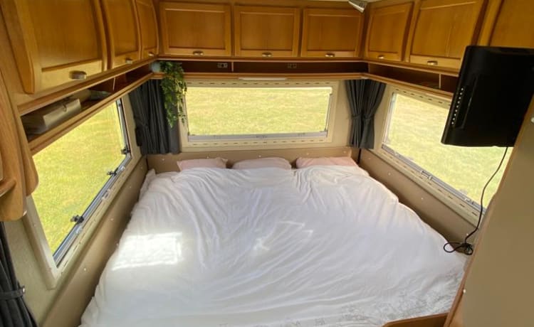 Super spacious, fresh and cozy 5 p alcove camper