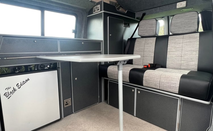 Cooper – Luxus Volkswagen Transporter POP TOP mit 4 Schlafplätzen und Markise