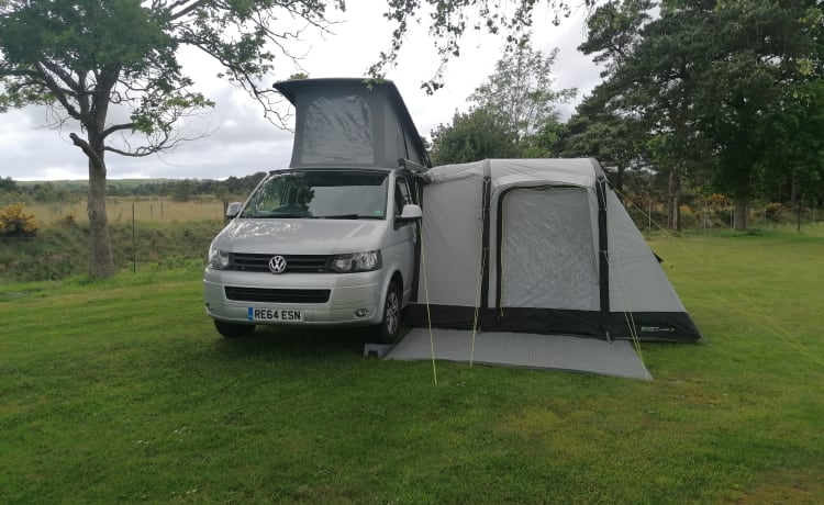 Camping-car VW 4 places automatique - entièrement assuré et prêt à partir en exploration