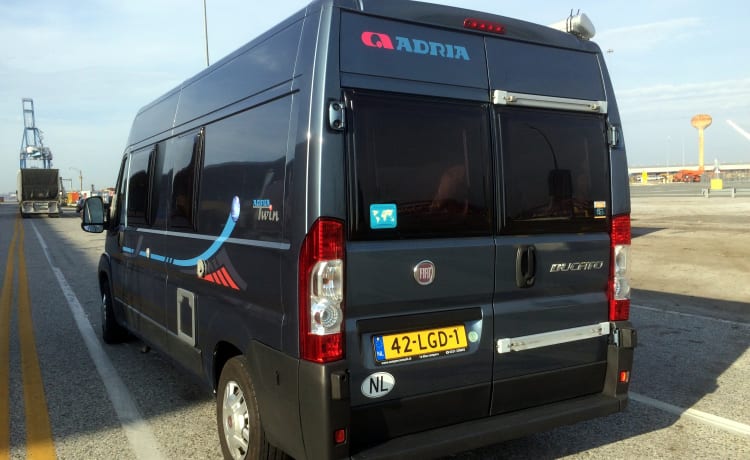 “Bakkie” – Noleggio camper bus compatto Adria Twin