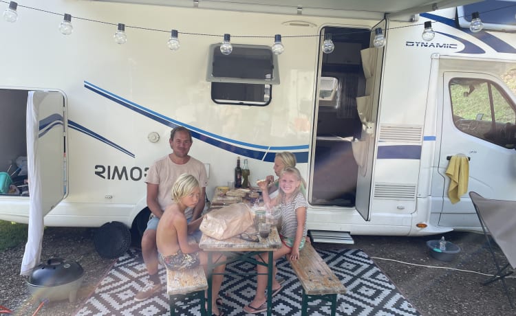 Koos – Cozy 5p alcove camper from 2015